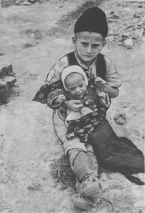 Сербские дети, чьи родители были убиты усташами, бежавшие в Сербию в 1941 г. (Исторический музей Сербии)