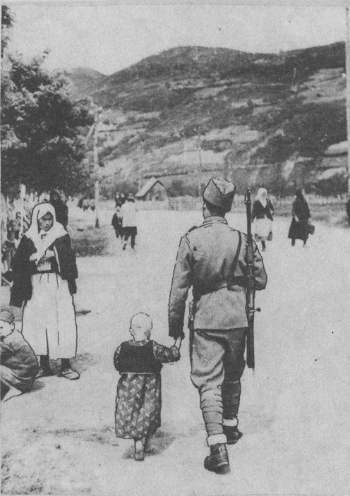 Недичский жандарм сербским ребенком-беженцем, 1941 (Исторический музей Сербии) 