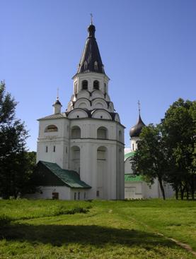 Распятская церковь-колокольня, а за ней Троицкий собор на территории Кремля Александровской слободы
